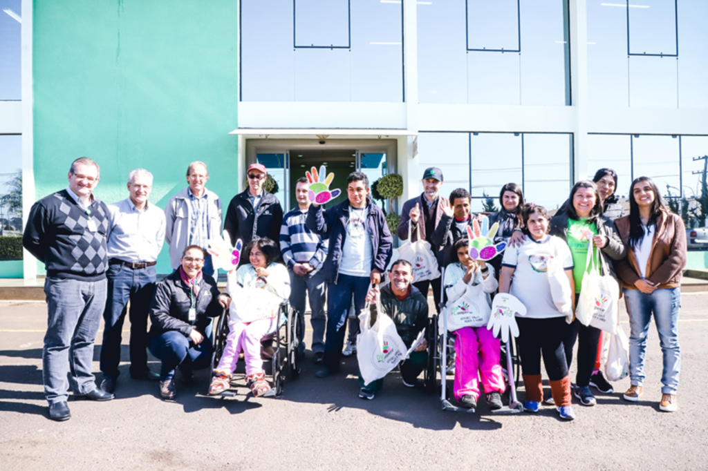 Alunos da APAE visitam Copercampos