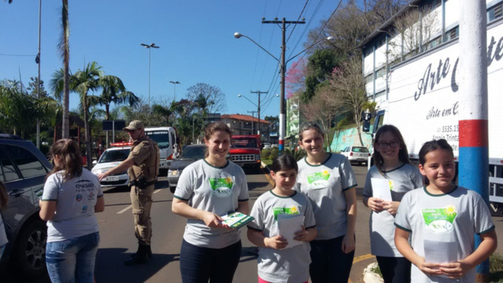 Alunos da Escola Sócio Ambiental divulgam o 'Recicla Piratuba 2018'