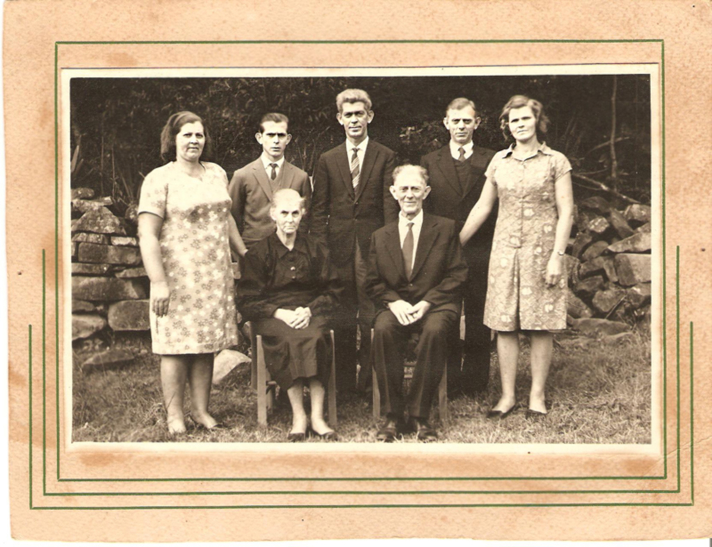  - Família de Peter Paul Laux (1895-1975) casado com Rosalina Bündchen Laux (1902-1984), com os filhos Phillip Otto, Elga, Armando Waldemar, Hedwig e Peter Paul.