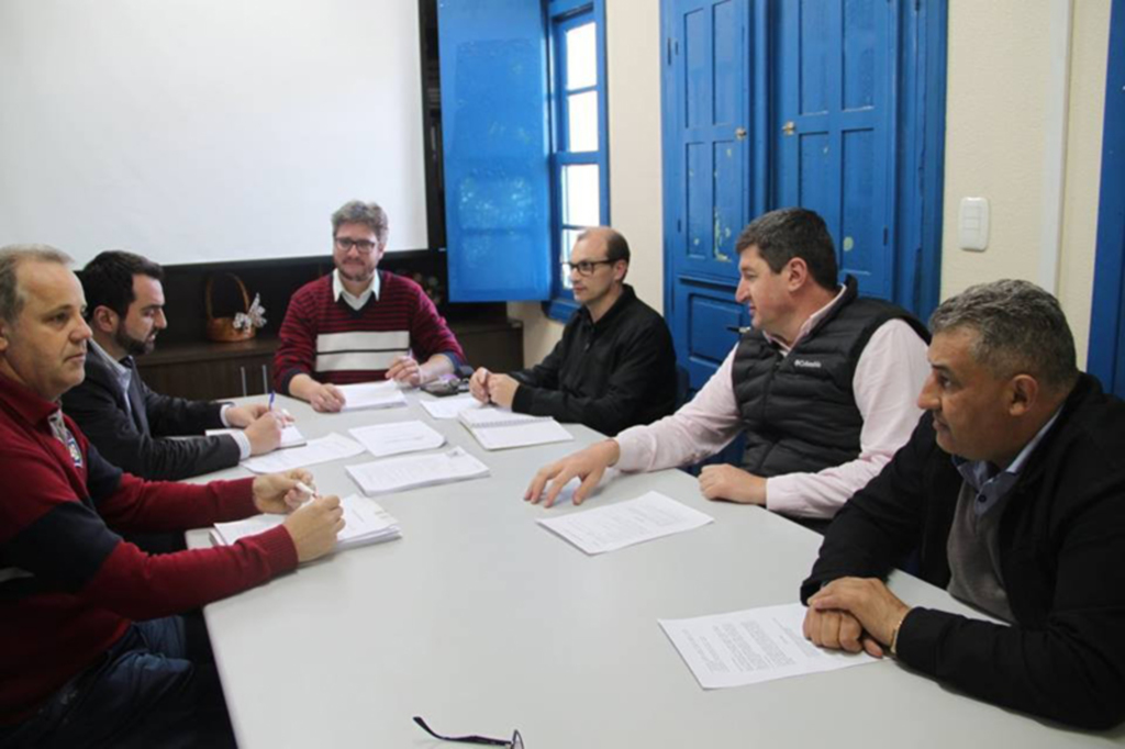 Assessor jurídico da FECAM visita a Prefeitura de Piratuba