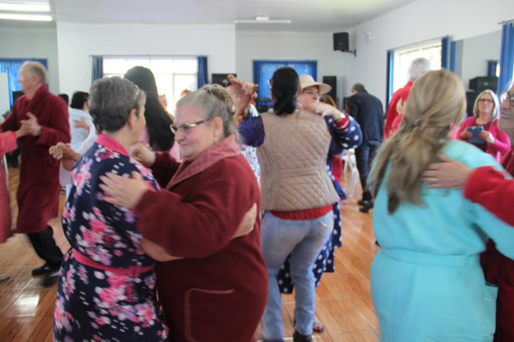  - Tarde dançante no Centro de Convivência dos Idosos teve animação musical de Otto Müller