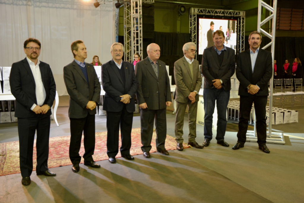  - Diretores da Aurora Alimentos, cooperativas filiadas e o vice-prefeito Elio Cela, entregaram as homenagens aos Jubilados