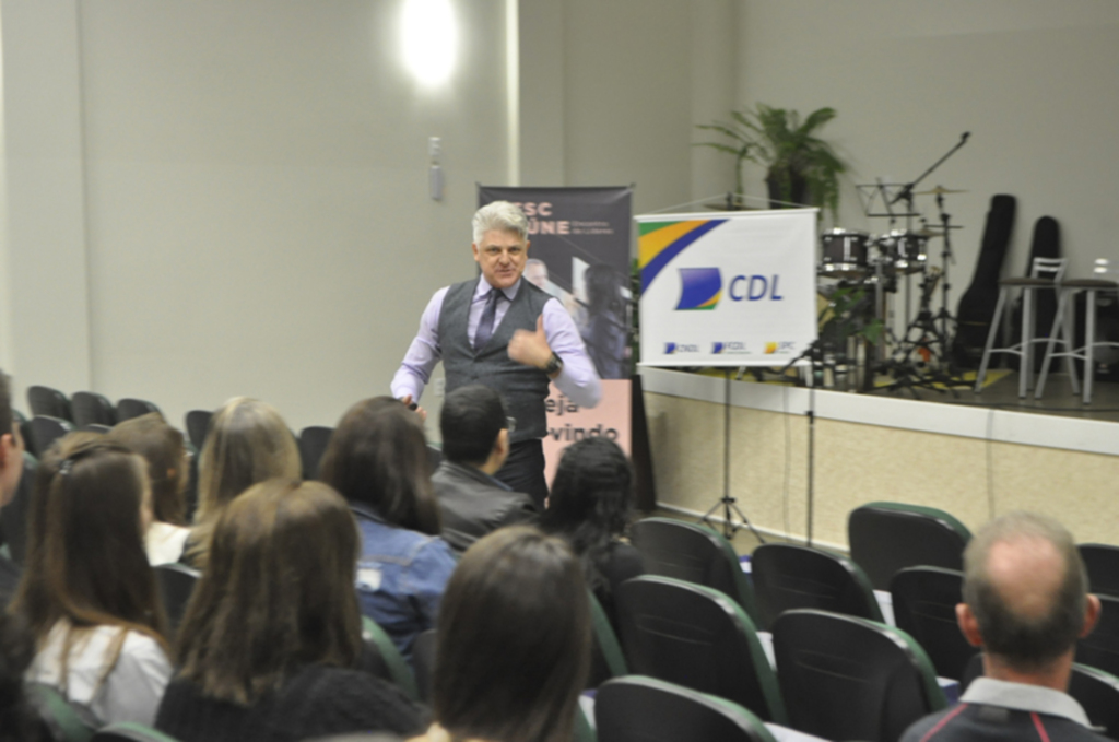 CDL Herval d' Oeste e SESC Joaçaba promovem palestra motivacional em vendas aos associados