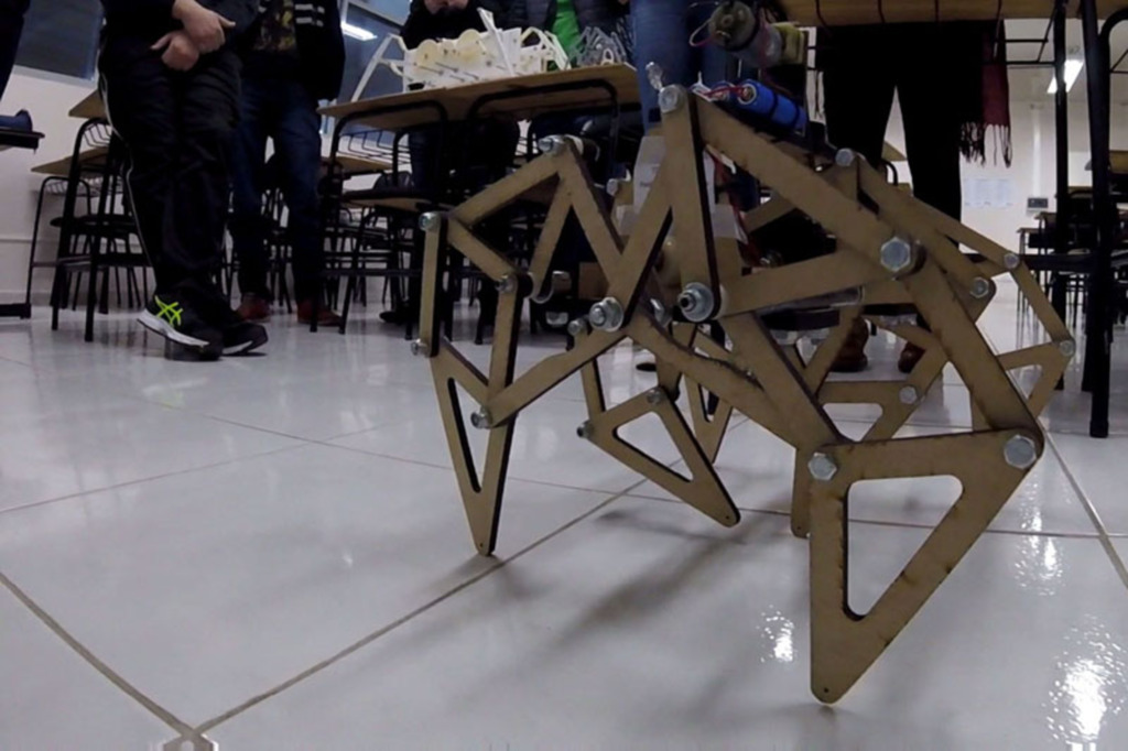  - Robôs foram construídos em madeira, impressão 3D e aço