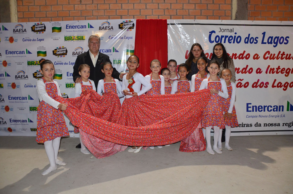 Escola estadual realiza grande festa de São João