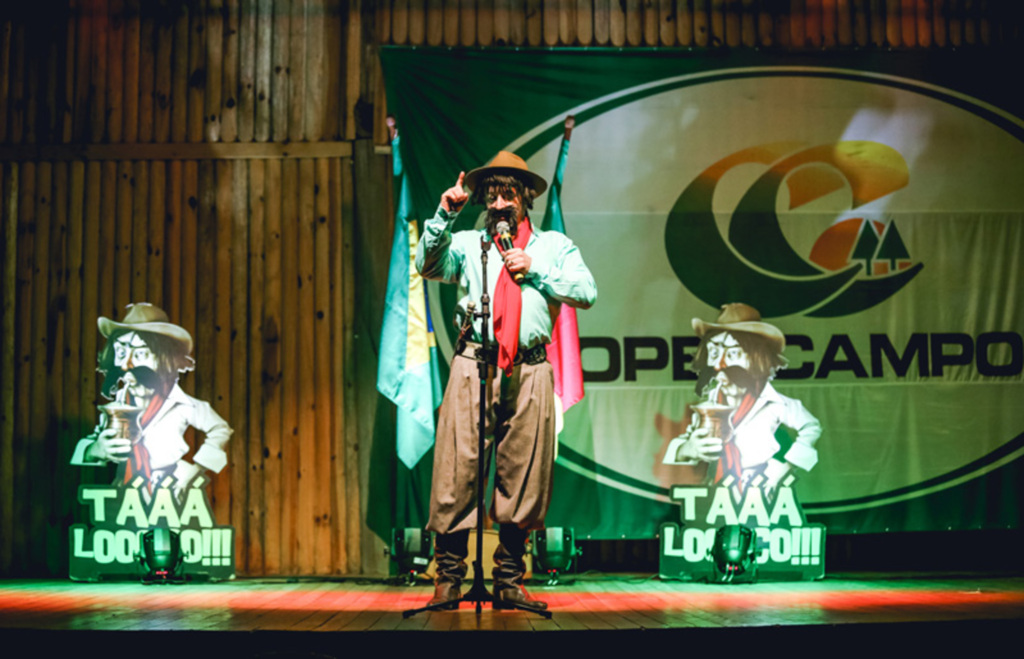 SIPAT 2018 da Copercampos encerra com grande show de Stand-up do Bagual Gaudêncio