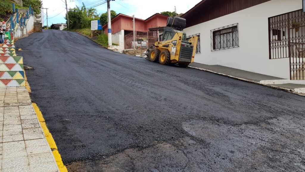 Rua Carmelo Zocoli recebe pavimentação asfáltica