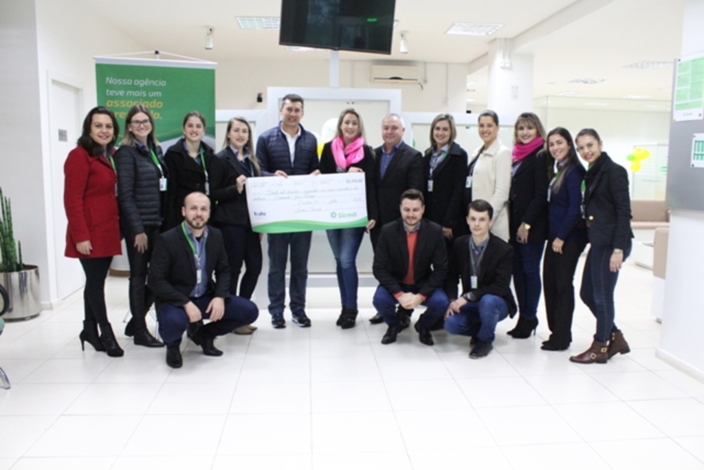  - 2.	Equipe da agência Sicredi Santo Dal Bosco com o ganhador
