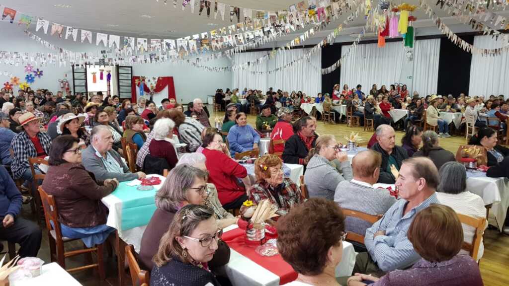 Casa cheia na I Festa Julina da Terceira Idade de Capinzal