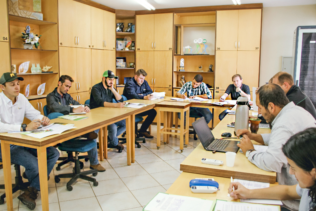 24º Dia de Campo Copercampos - Representantes de empresas de híbridos de milho participam de reunião
