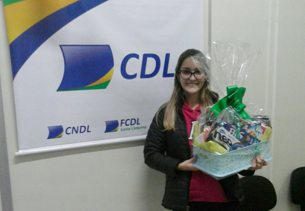 CDL Herval d' Oeste realiza entrega de kits da promoção da Copa do Mundo
