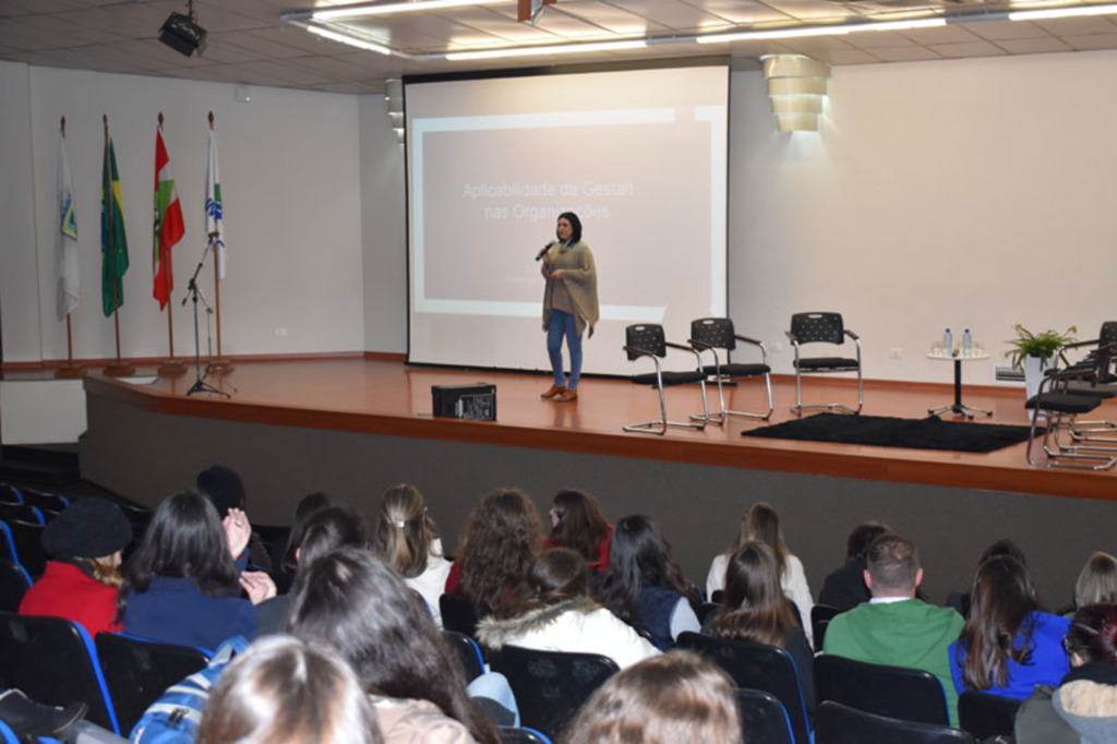  - Acadêmicos e egressos do curso além de profissionais ligados à área participaram do evento.