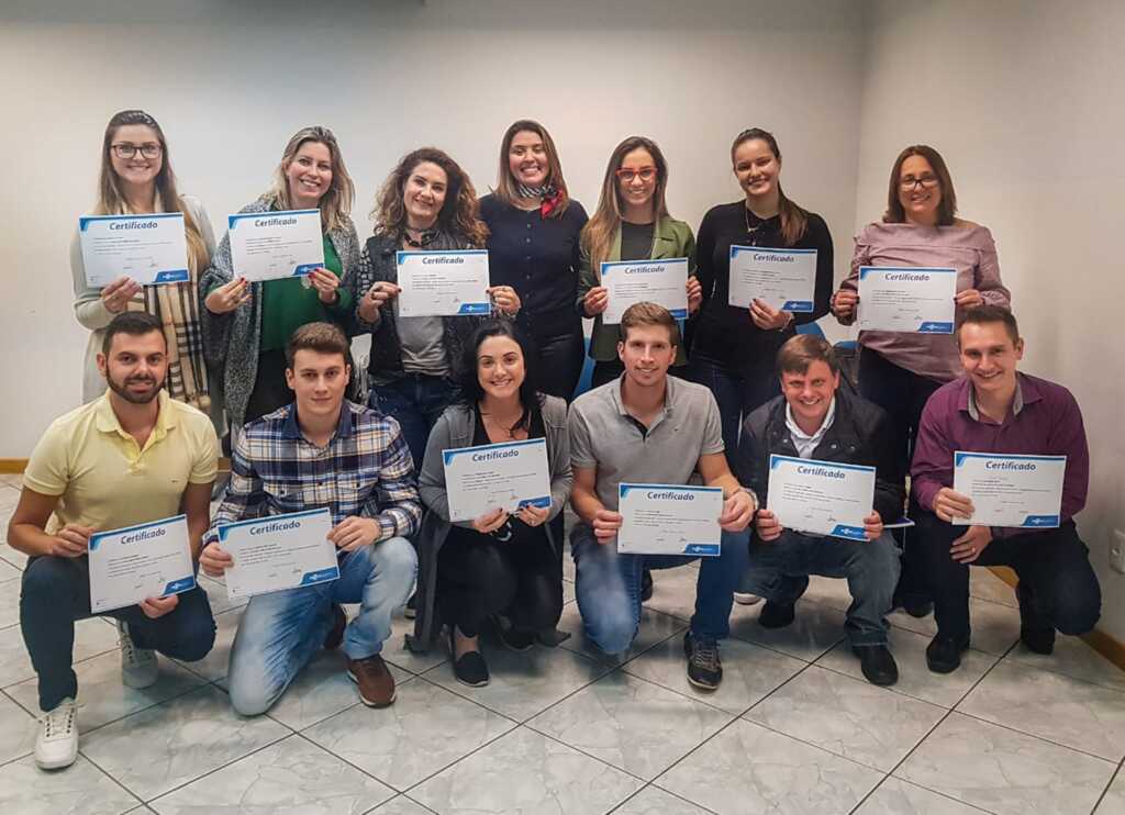  - Consultora credenciada ao Sebrae/SC, Jacqueline Ferreira Gomes, com os participantes do curso