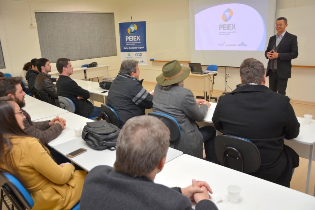  - Cerca de 20 empresários e representantes comerciais de fábricas prestigiaram o evento ?Exporta Mais Brasil?, com foco para empresas do setor de móveis