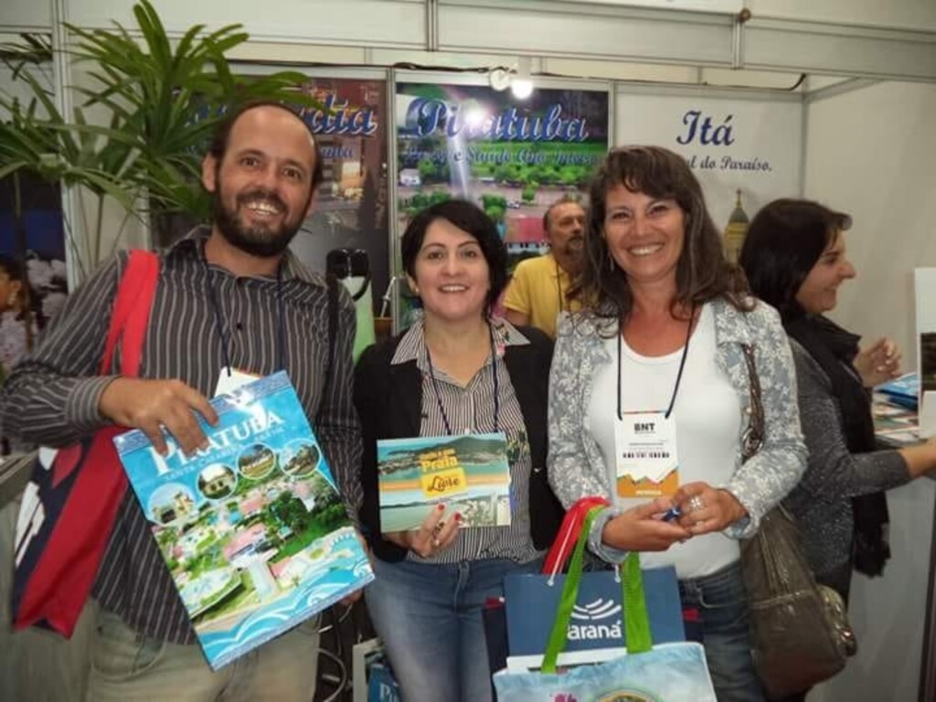Divulgação - A secretária de Turismo e superintendente da Fundação de Cultura e Eventos de Piratuba, Simara Teixeira Petry (centro), representou a cidade no evento realizado em Itajaí e Balneário Camboriú