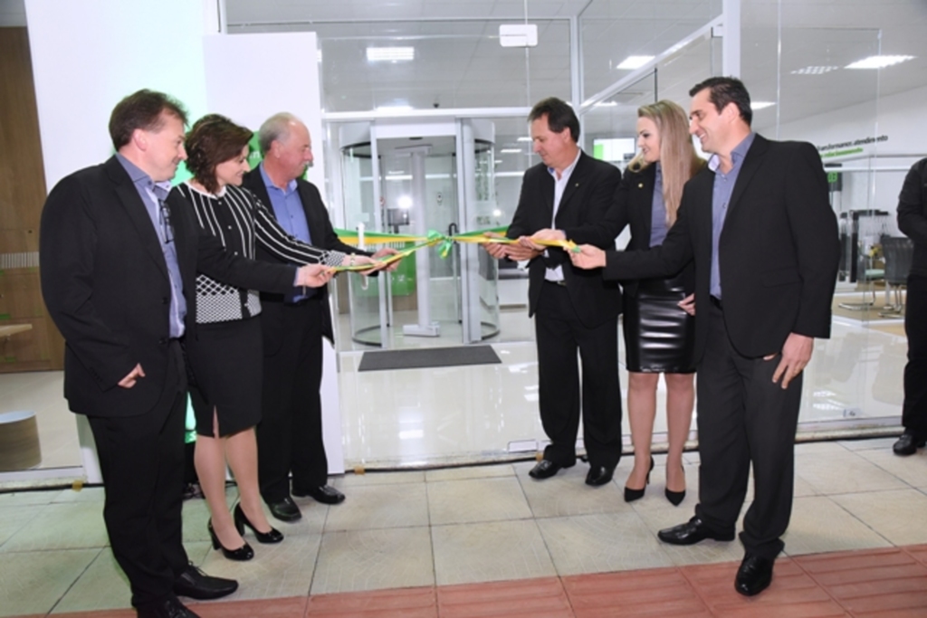 - Descerramento da fita inaugural.