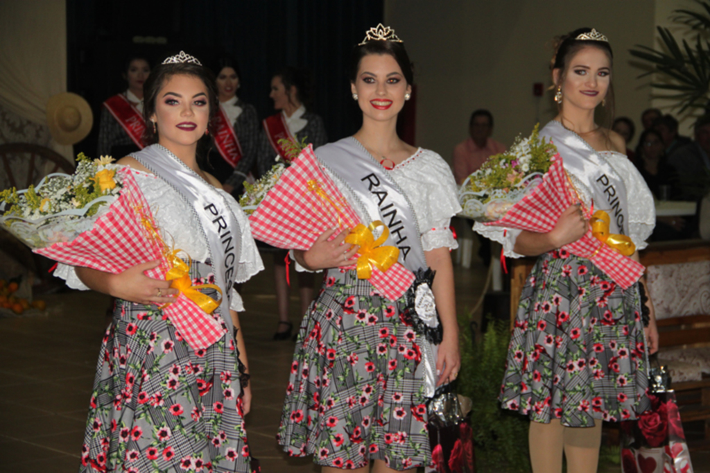  - Em uma disputa bastante acirrada, Pâmela Natália Henicka, 17 anos (Comunidade de Lageado Mariano) foi eleita a Rainha. As faixas de Princesas ficaram com Alice Angeli, 15 anos (Associação de Linha Novo Maratá) e Mariana Lucas de Mello Westhauser, 18 anos (Clube de Mães Amor para Viver de Linha São José)