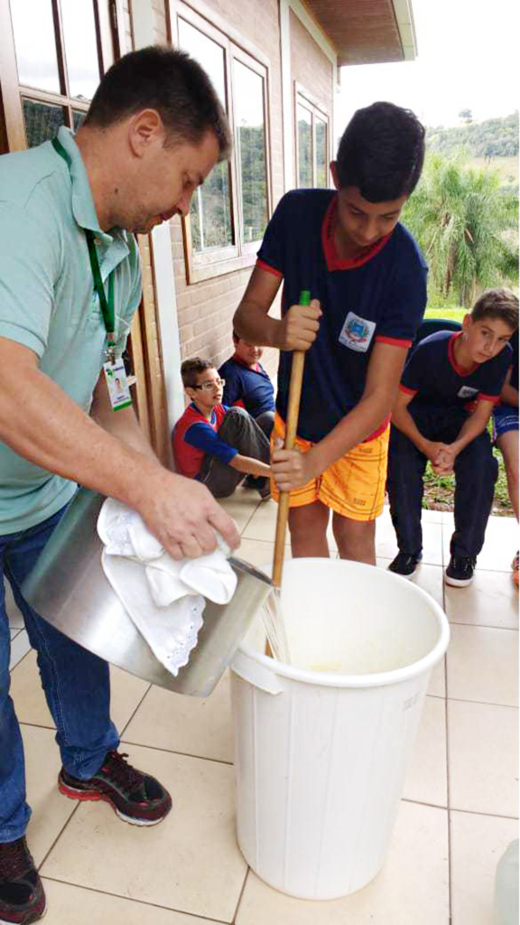 Alunos da Sócio Ambiental aprendem a fazer sabão com óleo de cozinha usado