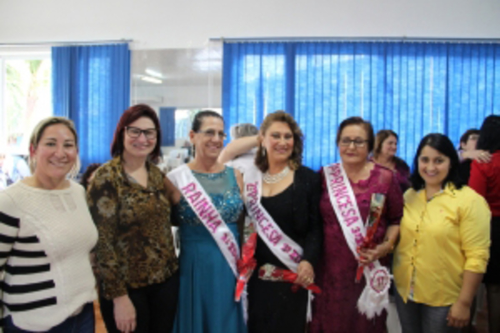 Paulo Schuch/Arquivo - Da esq. para a direita: Coordenadora dos Grupos de Idosos, Noely Gomes Fries, primeira-dama Marise Benjamini e segunda-dama Ivete de Azeredo, ao lado das majestades eleitas em 2017