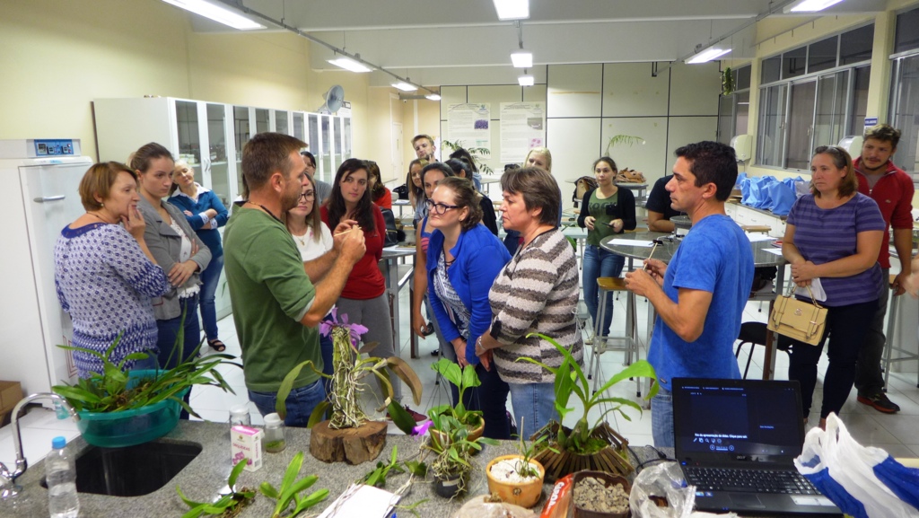 Curso sobre variedades e cuidados de cultivo de orquídeas é realizado na Unoesc