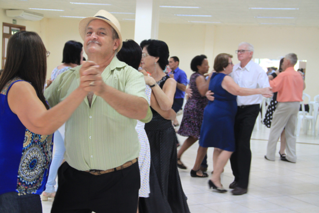 Tarde dançante com o tema 'Anos 60'