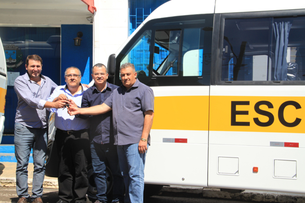 - Prefeito Bile Benjamini, Vice-Prefeito Evando de Azeredo e o responsável pelo Setor de Transporte Escolar da Prefeitura, José Celso da Silva recebem as chave do micro-ônibus