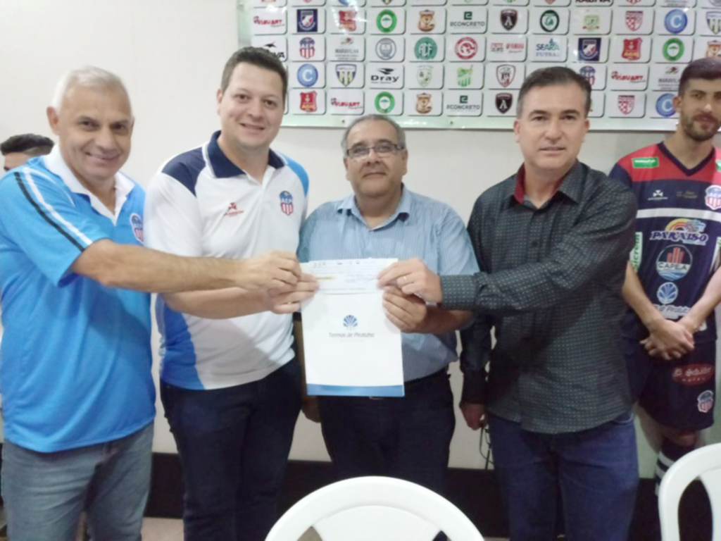 Termas de Piratuba faz entrega de patrocínio ao Termas Futsal