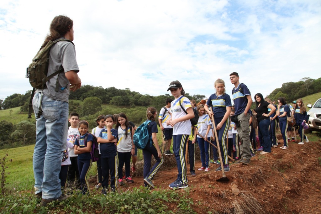 E. M. Viver e Conhecer plantando sementes de conscientização pelo zelo com o meio ambiente