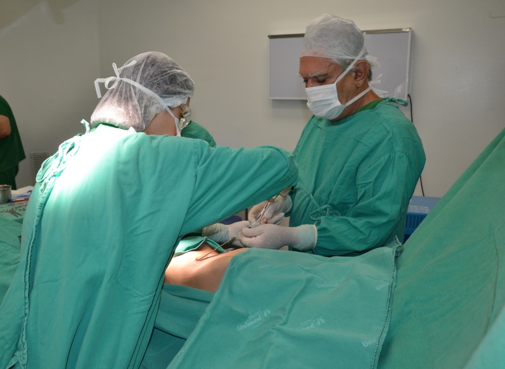  - Técnica consiste na retirada de células tronco gordurosas da região abdominal para aplicação nas mamas.