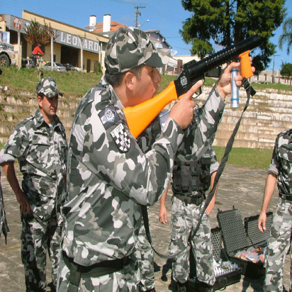 Policias do 3º PPT realizam Instrução de Técnicas Menos Letais