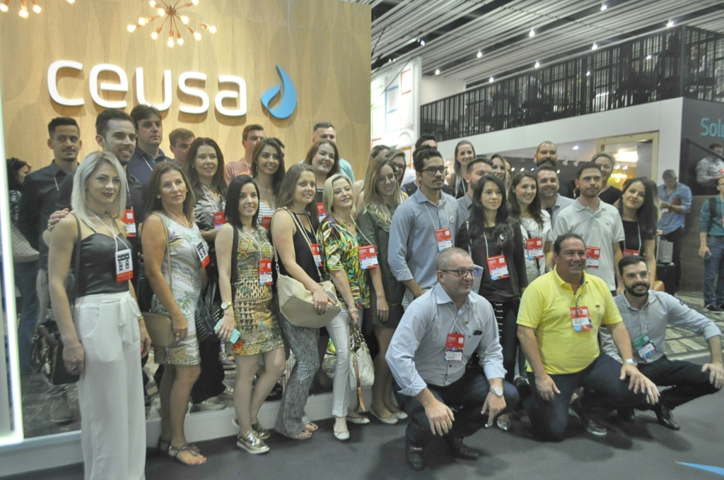  - Grupo realizou visita guiada ao stand da Ceusa.