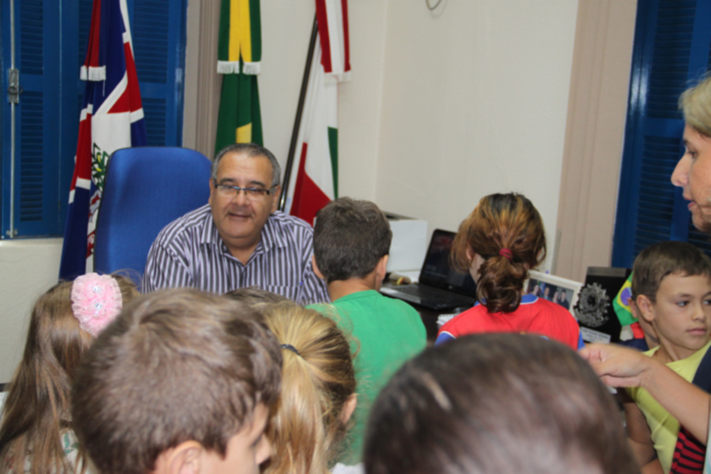 Alunos do 3º ano da Escola Municipal Professora Amélia Poletto Hepp visitam a Prefeitura