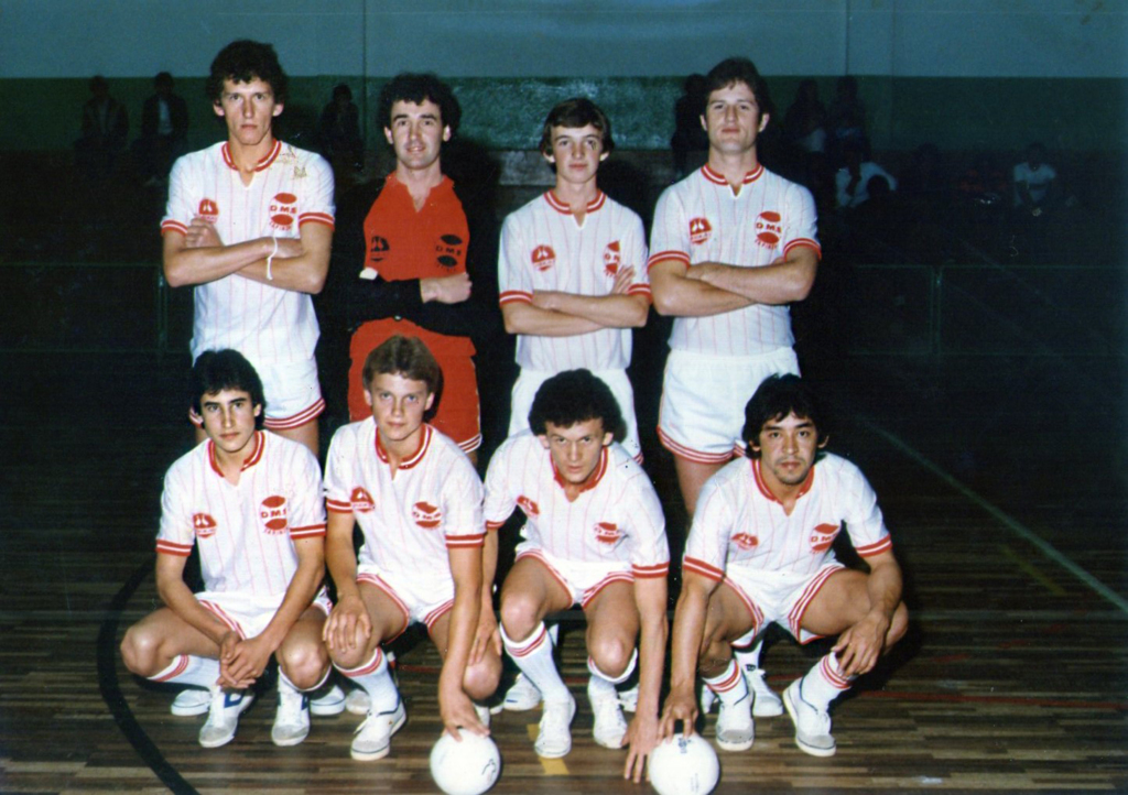  - A foto é do ano de 1985, sendo da equipe de futebol de salão do Departamento de Materiais e Suprimentos ? DMS da empresa Perdigão