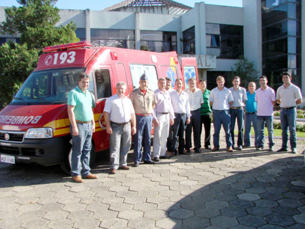 Batalhão de Bombeiros Militar é beneficiado com nova ambulância de suporte básico