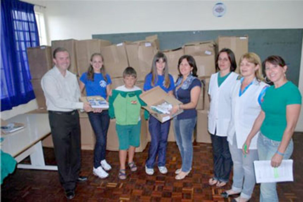 Alunos da Rede Estadual recebem uniformes e kits de material escolar na Regional de Canoinhas