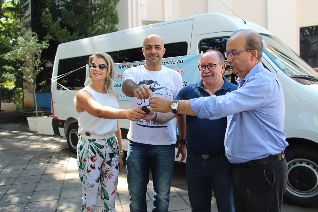 APAE de Joaçaba recebe VAN adaptada através de emenda parlamentar do Deputado Jorginho Mello
