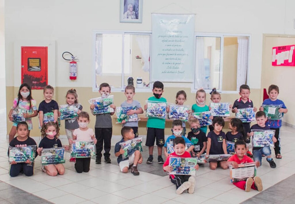 Prefeitura de Celso Ramos realiza entrega de kits escolares