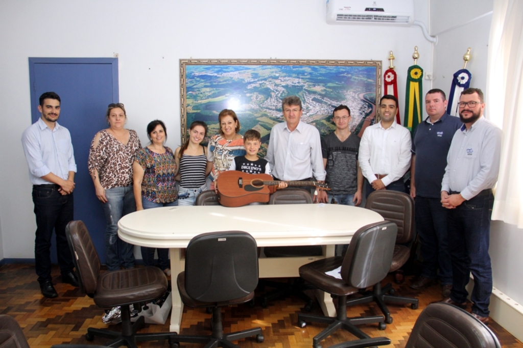 Equipe administrativa recepciona o cantor Arthur Guilherme do The Voice Kids