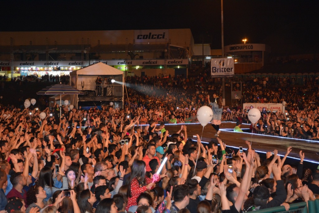  - Uma multidão cantou as músicas de Aline Barros