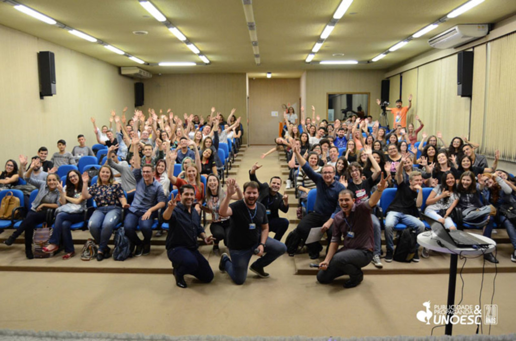  - Calouros veteranos e professores posaram para a foto oficial do encontro.