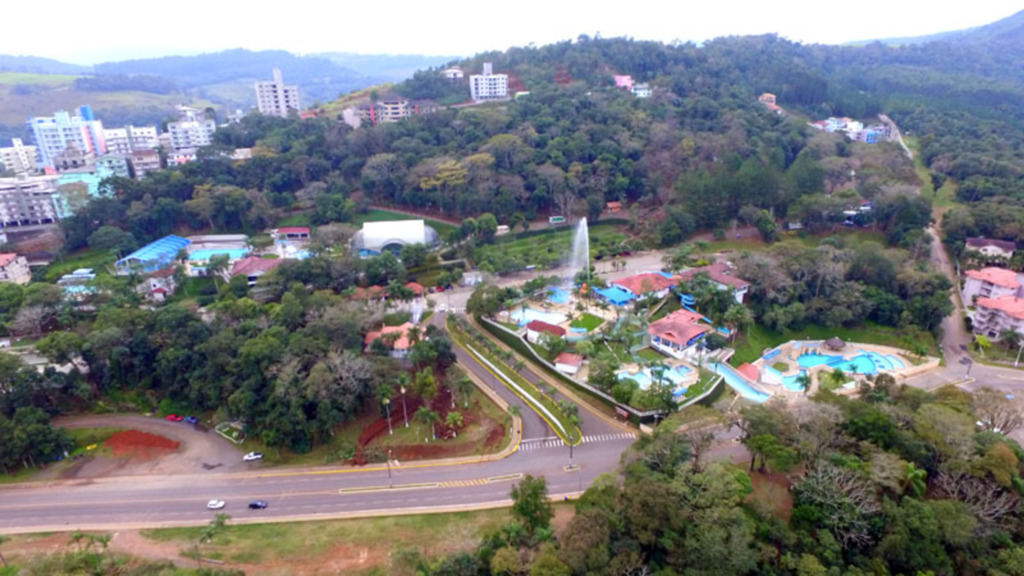  - Parque termal com água naturalmente aquecida e terapêutica a 38º C.