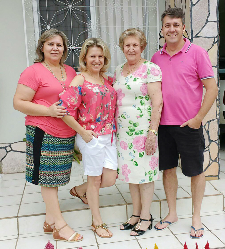  - A aniversariante, Senhora Ivonne e seus filhos da esquerda para a esquerda direita: Marcia, Maristela, aniversariante (Ivonne) e Chico.