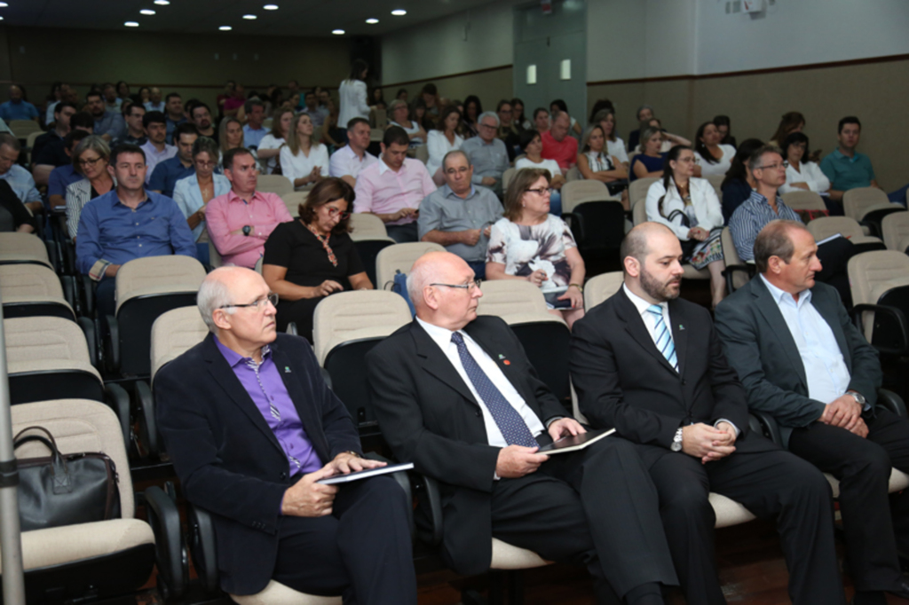  - Pró-reitores, diretores de graduação, vice-reitores e coordenadores dos cursos participaram do encontro