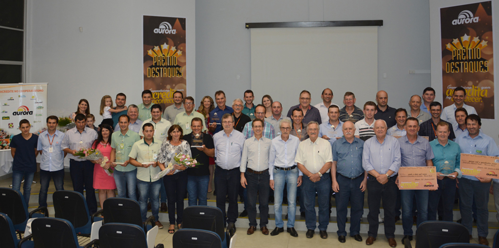  - Equipe de técnicos, produtores rurais e cooperativas acompanhados pela diretoria da Aurora Alimentos