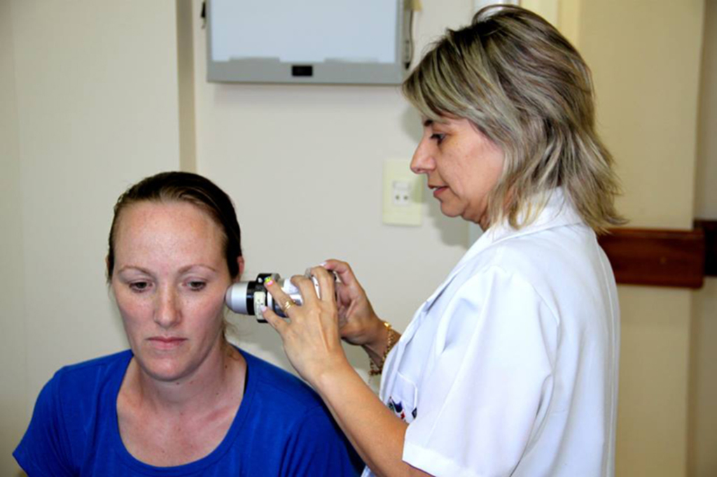  - Enfermeira Cirene Da Silva realiza o exame com uso do dermatoscópio