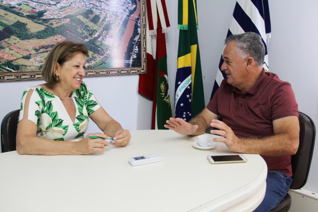  - Enio sendo recebido pela prefeita em exercício, Noemia, a qual é muito receptiva.