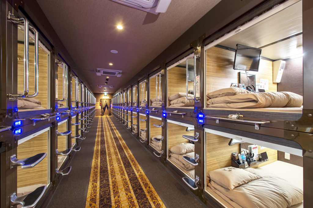  - Onde ficar: Capsule Hotel Anshin Oyado Shinjuku fica bem no centro de Tóquio, a dois minutos a pé da estação JR Shinjuku e dez minutos a pá do Shinjuku Gyoen National Garden. O hotel tem um café com internet, sauna a vapor, jato de banho, cadeira de massagem e os hóspedes são recebidos com um chá verde de cortesia. Sydney, Austrália A Austrália é o destino mais recente a entrar na tendência dos hotéis-cápsula, e seu primeiro hotel desse formato inspirado no Japão foi lançado no começo desse ano. Seja apenas para passeios, compras ou surfe ? Sydney é uma cidade incrível para