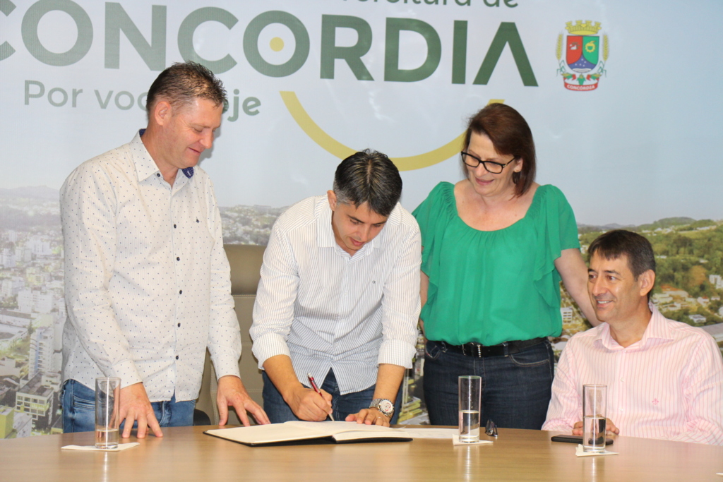 Prefeitura anuncia asfalto para oito ruas