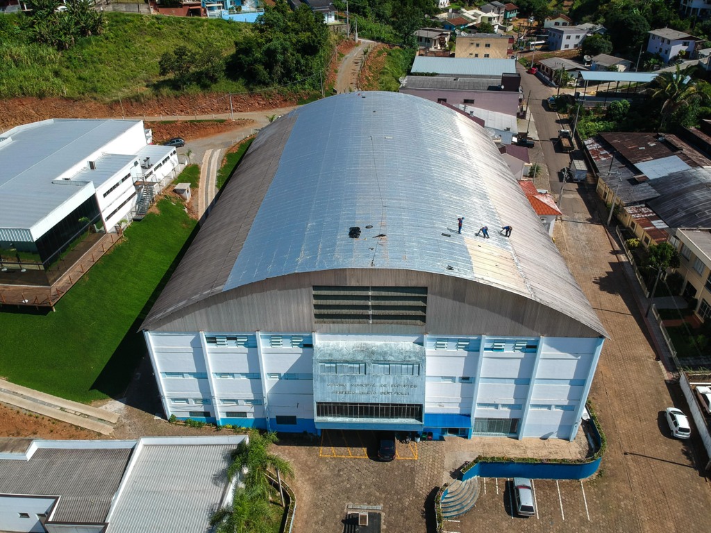 Prefeitura de Capinzal investe quase R$ 100 mil em melhorias na cobertura do Ginásio D.B