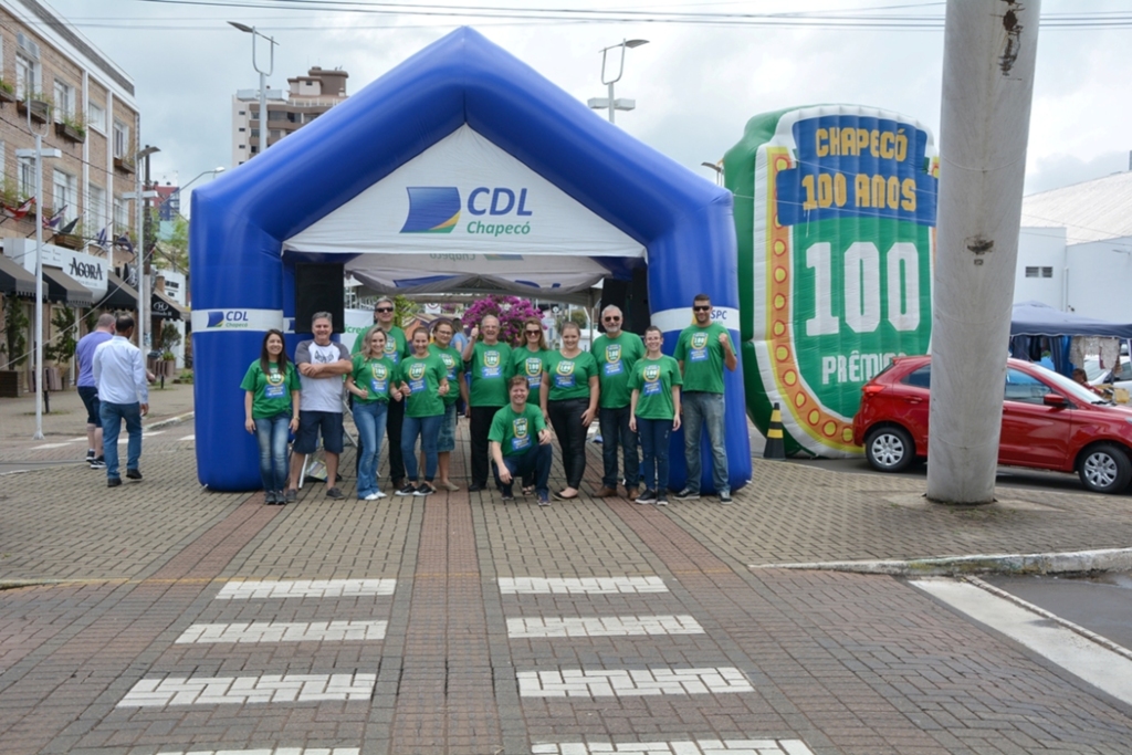  - Equipe da CDL Chapecó durante o sorteio no último sábado (30)
